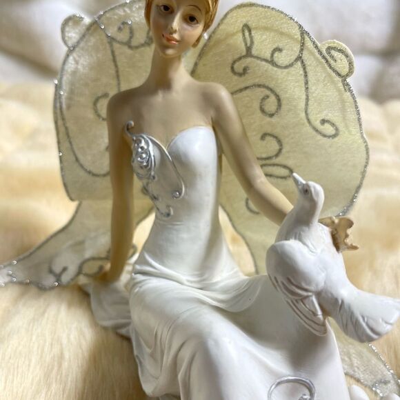 Touch of Class Angel of peace Figurine with pearly white dress &silver . - Picture 5 of 14